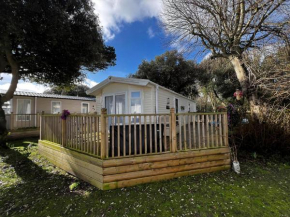 Stunning Caravan With Decking At Azure Seas In Suffolk Ref 32055Az